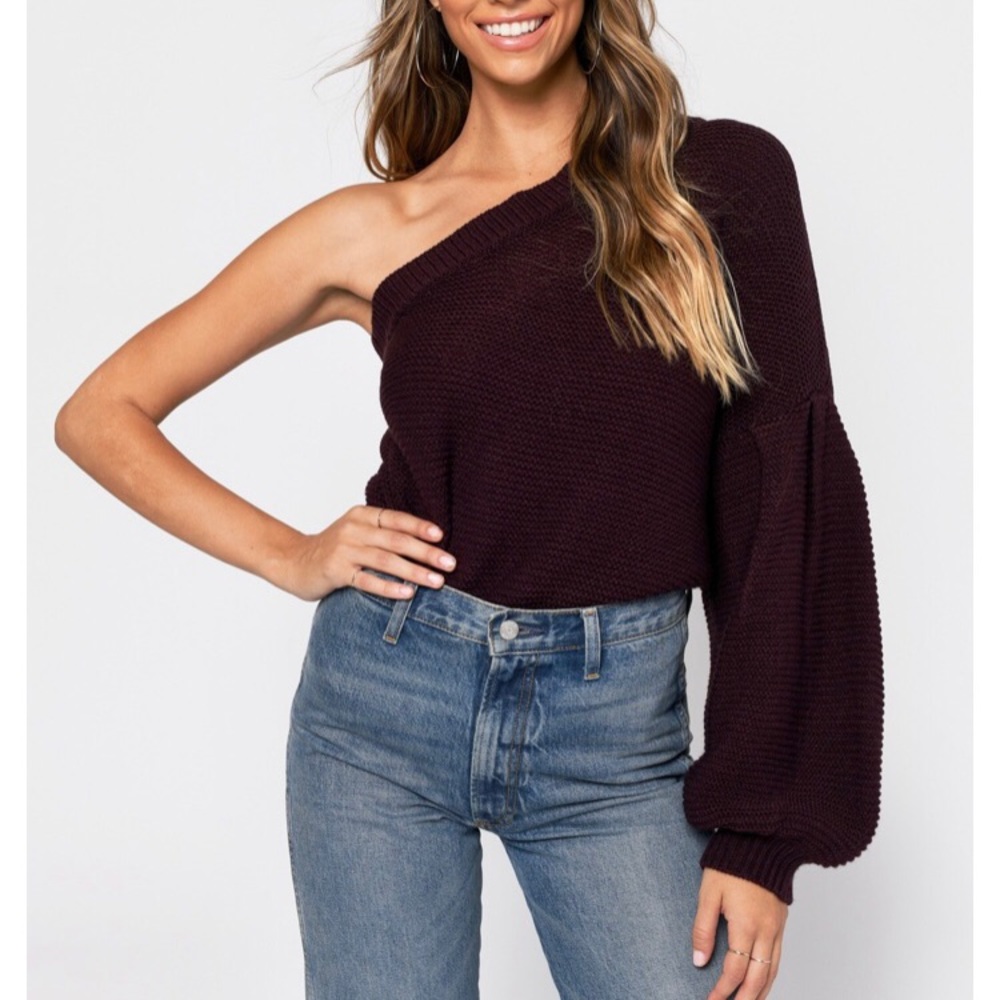 THIS ONE TIME ONE SHOULDER SWEATER IN WINE